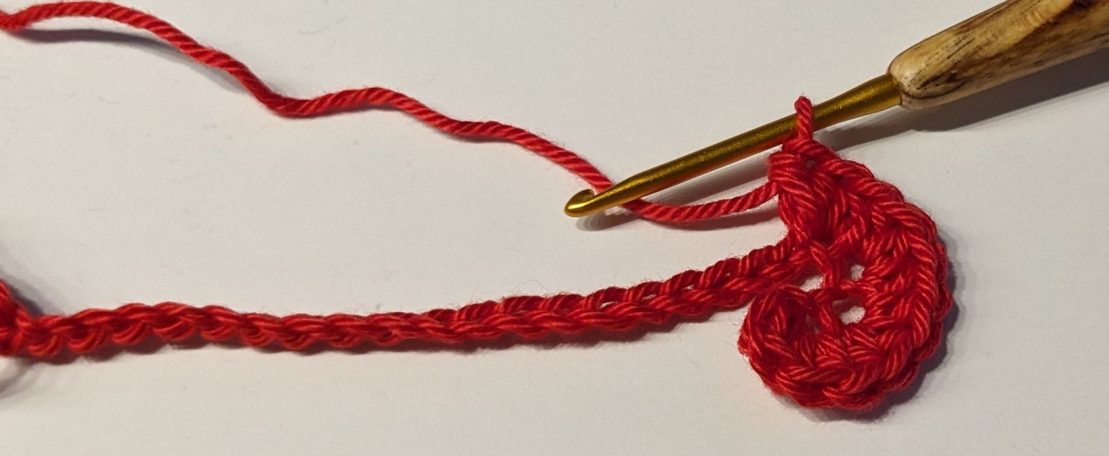 Blog-Inhaltsbild für 'Kostenlose Anleitung Glückswürmchen Sorgenwürmchen Clown mit Haaren und Hut'